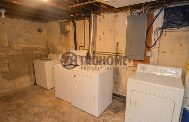 Building Photo - Spacious 5-Bedroom Home – Pet-Friendly and...
