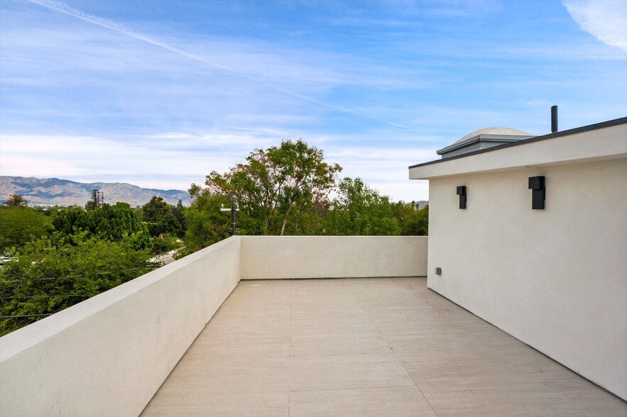 Massive rooftop - 5022 Cahuenga Blvd