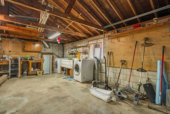 Building Photo - Rare 1-Bedroom in Fairview with Bonus Room...