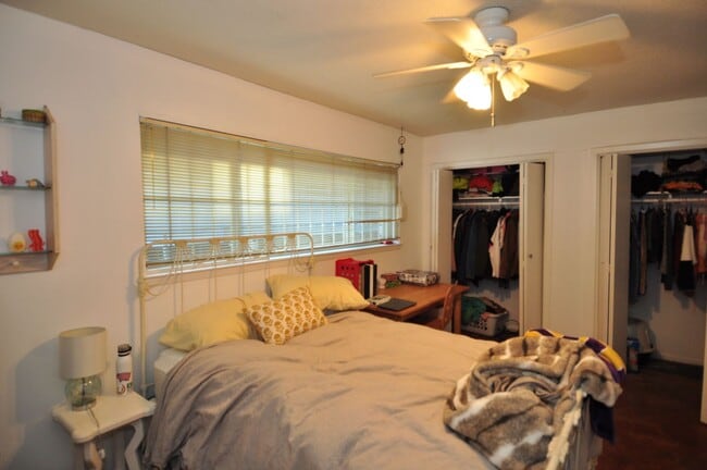 Building Photo - Wonderful 1 bedroom condo located at a wal...