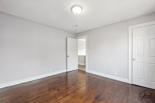 Building Photo - 3 bedroom 2 bath $1375