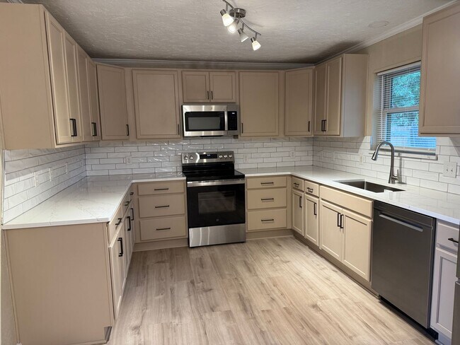 Building Photo - Remodeled in MacArthur School District!