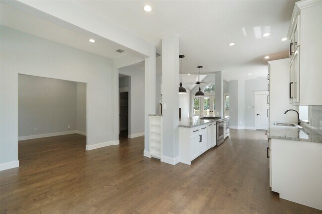 Building Photo - 401 Brook Hollow Dr