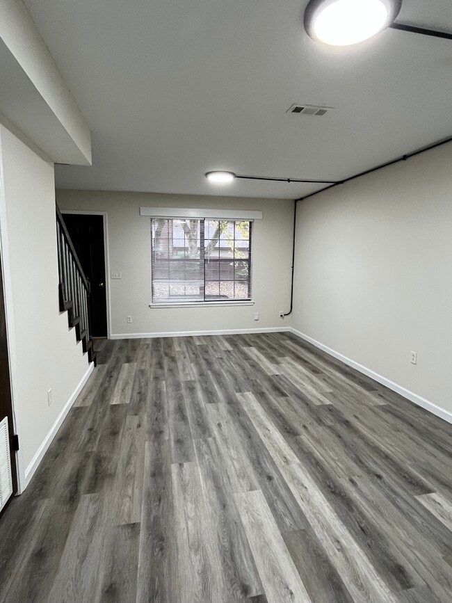 Building Photo - 1220 Apple Glen St