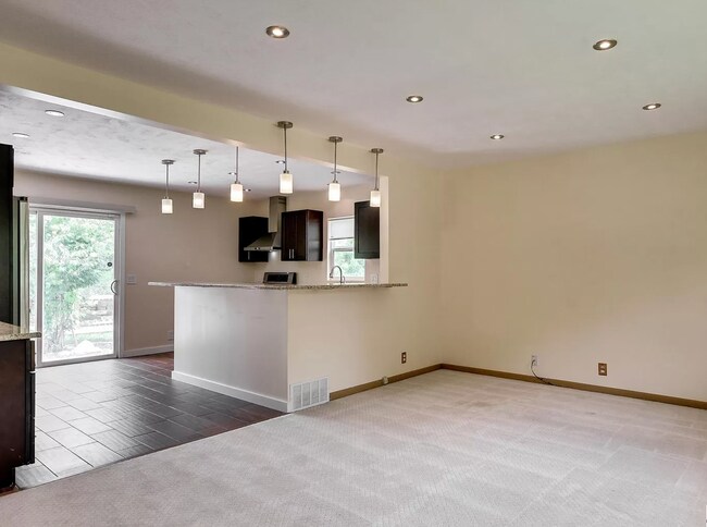 Building Photo - 4 bedroom Millard South Home!