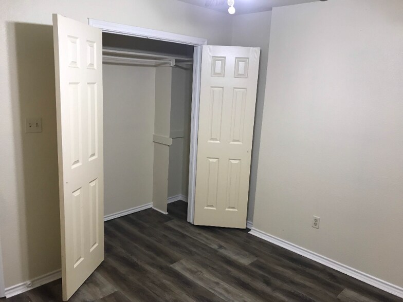 Building Photo - 1217 Oak Dr