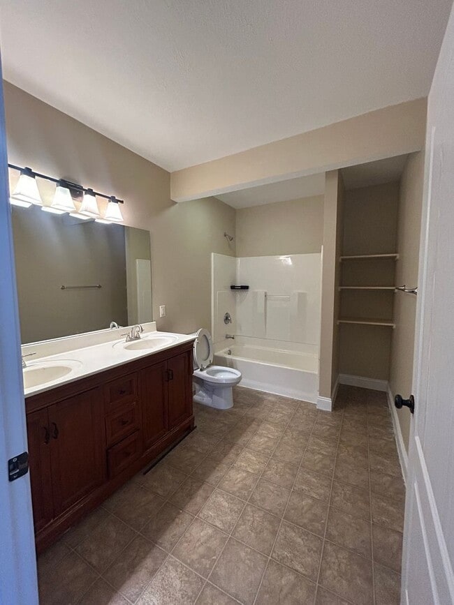 Building Photo - Upstairs 3 Bedroom Duplex Unit