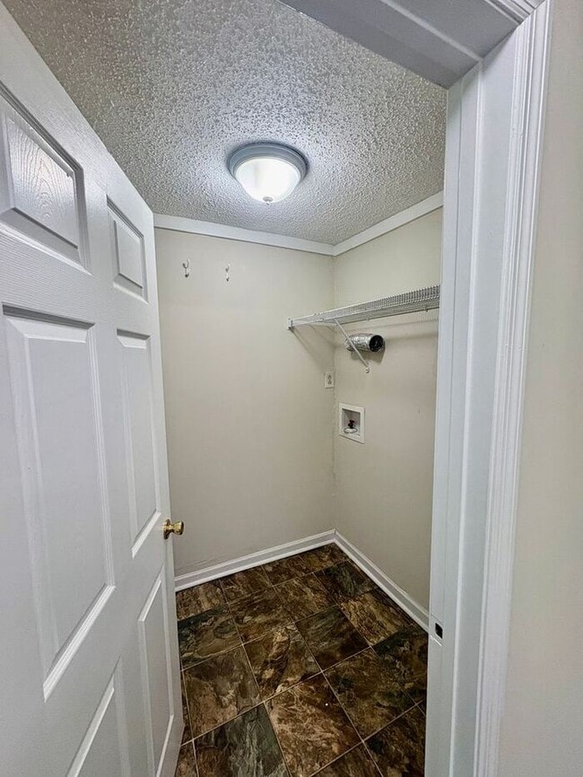 Building Photo - 3 Bed /2.5 Bath East Nash!