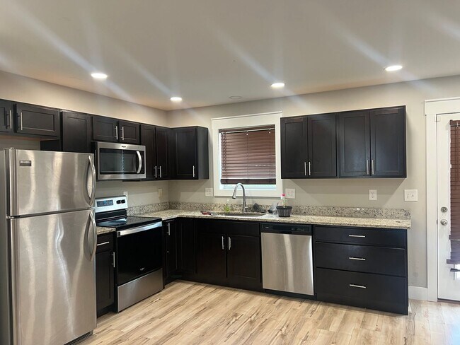 Building Photo - Beautiful home 3 minutes from ETSU!