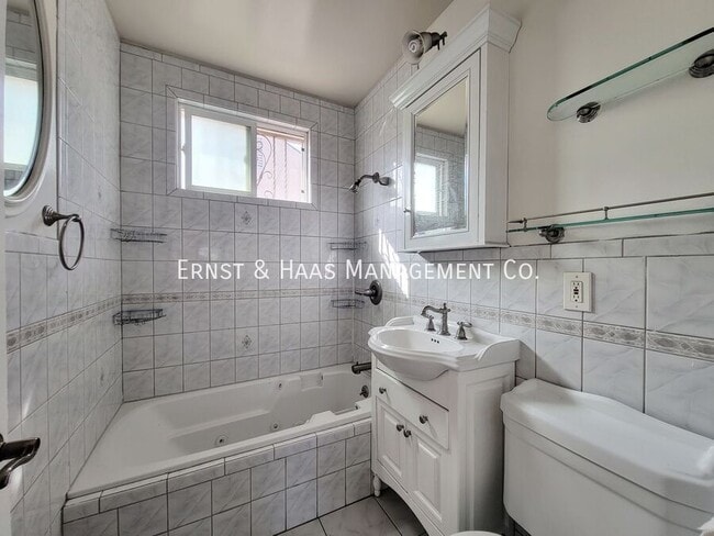 Building Photo - 806 E 120th St