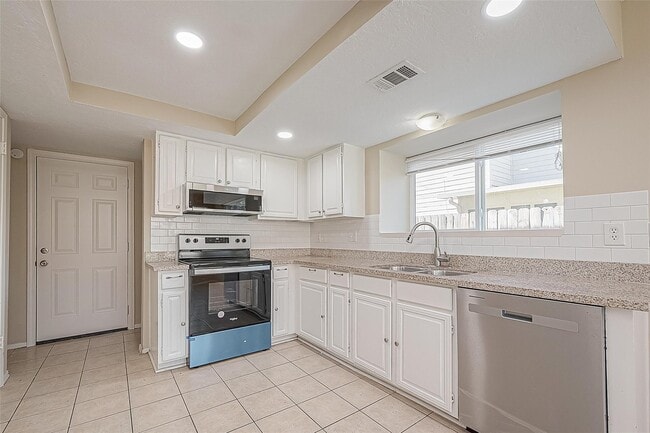 Building Photo - 15730 Oak Mountain Dr