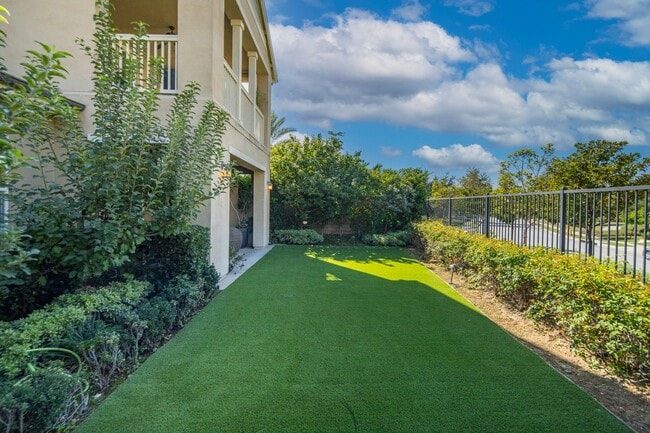 Building Photo - Exceptional Remodeled & Professionally Fur...