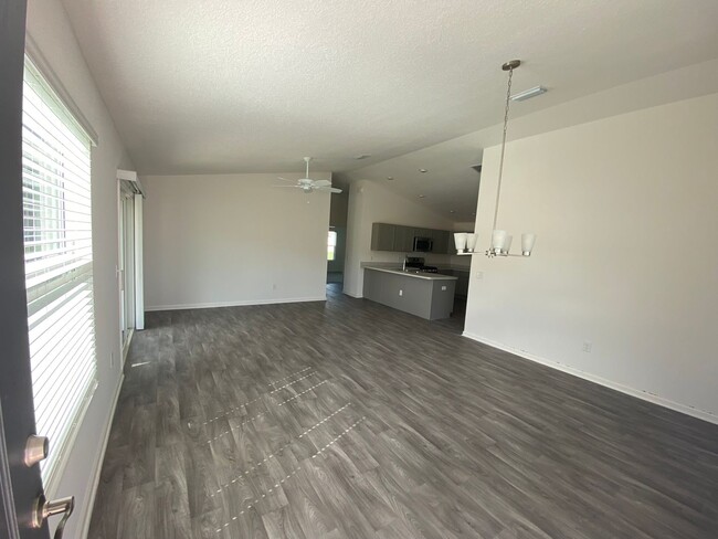 Building Photo - Newer, Beautiful, Spacious  ANNUAL 2 bed, ...