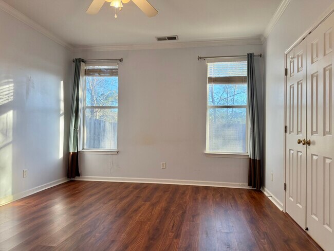 Building Photo - 104 Sunflower Pl