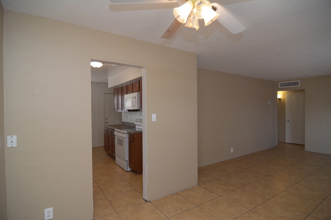 Building Photo - Remodeled 3 Bedroom 1 Bath House! Central ...