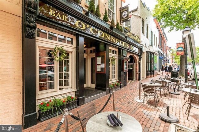 Building Photo - 1017 Queen St