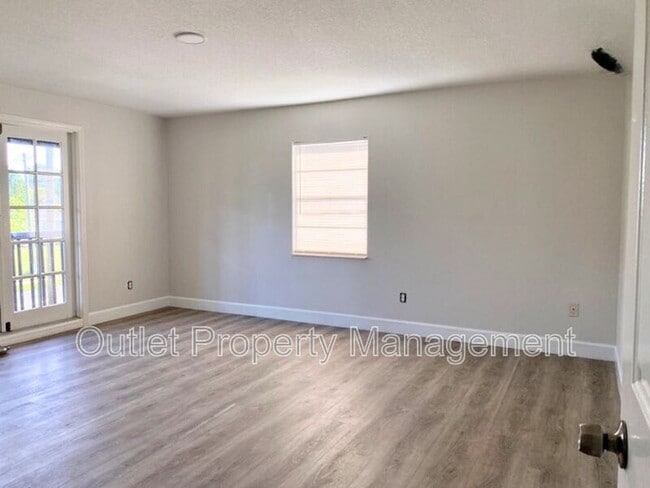 Building Photo - 585 Queens Mirror Cir