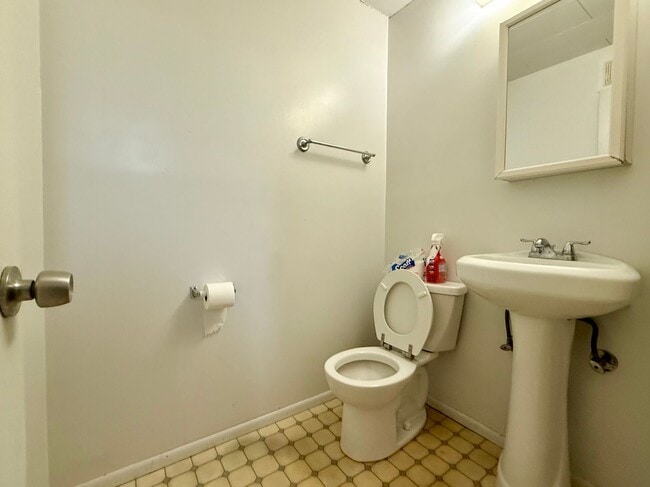 Building Photo - 612 College Rd