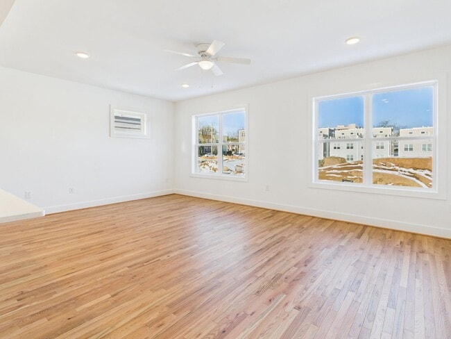 Building Photo - 907 Bainbridge St