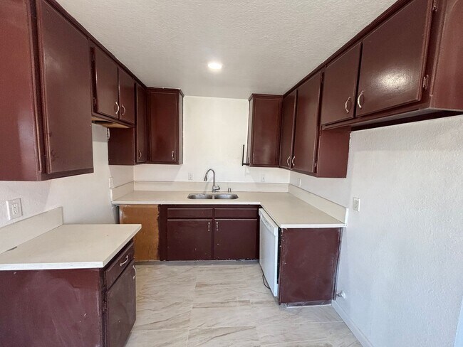 Building Photo - Cozy 2-Bedroom Unit with Fireplace and Utilities Included in Lancaster!