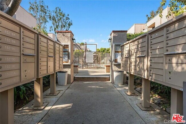 Building Photo - 15175 Magnolia Blvd