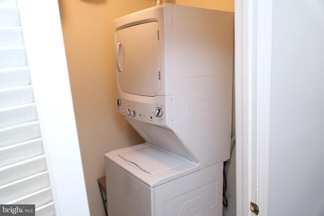 Building Photo - 7710 Merrick Ln