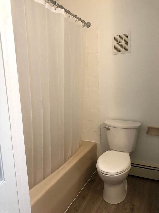 Building Photo - Great 3 Bedroom, 1 1/2 Bath Home! New Kitc...