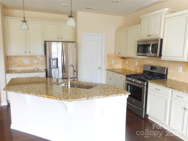 Building Photo - 3038 Oakmere Rd