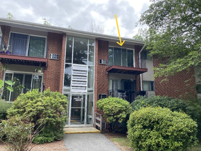 Building Photo - 11 Crescent Dr