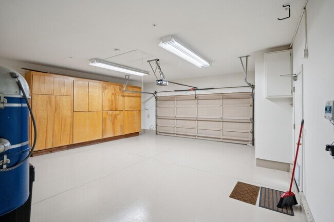Building Photo - 651 Manresa Ln