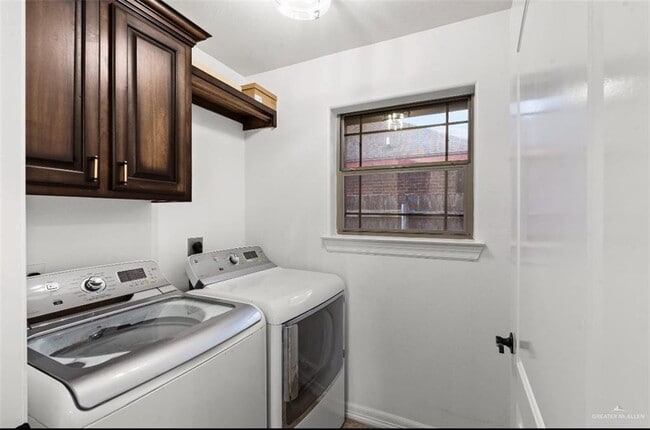 Building Photo - 21 N Loretta Lynn Dr