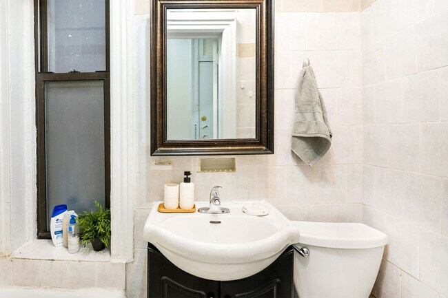 Building Photo - 223 E 14th St