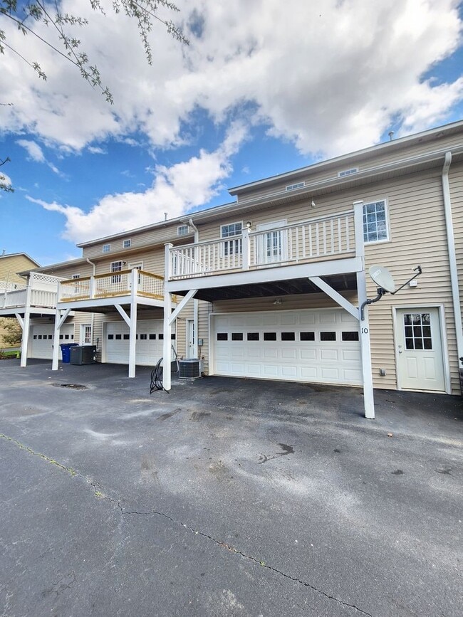 Building Photo - Weaverville Rental!