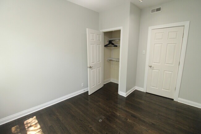 Building Photo - 1542 W Waveland Ave