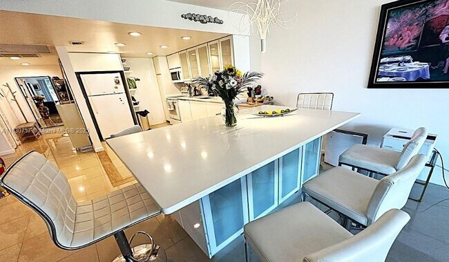 Building Photo - 3051 S Palm Aire Dr