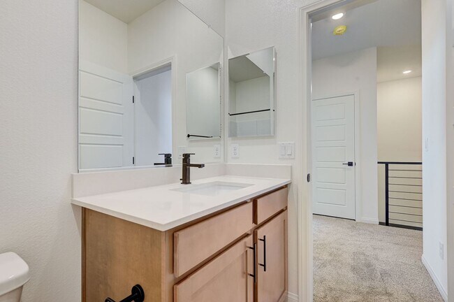 Building Photo - Stunning Summerlin townhome! 2 car garage!