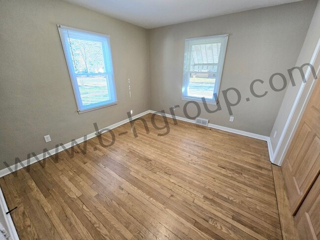 Building Photo - Great Location!