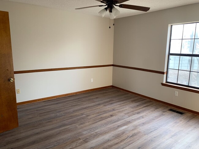 Building Photo - Remodeled 2bed/1.5 Bath Townhouse