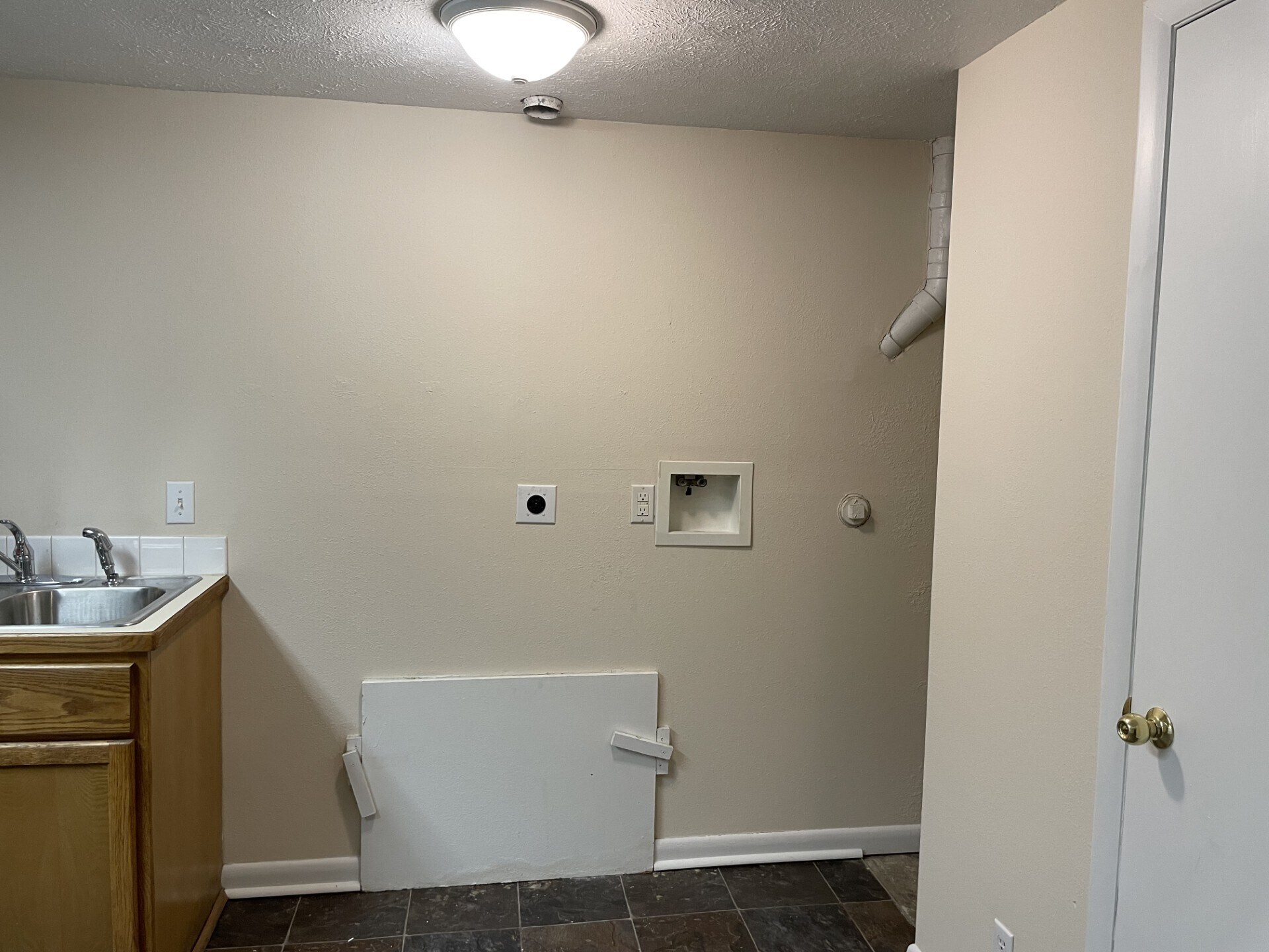 Laundry Hook Up - 310 Galvin Rd N