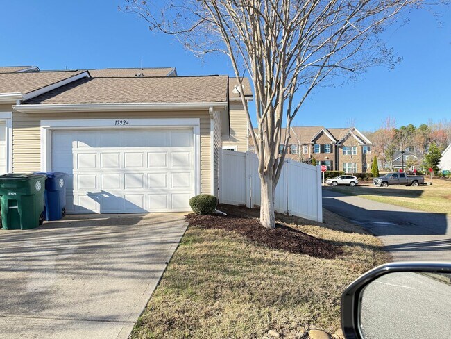 Building Photo - End-Unit Cornelius Townhome | 3BR + Flex Room | Fenced Courtyard | Near Birkdale & Greenway