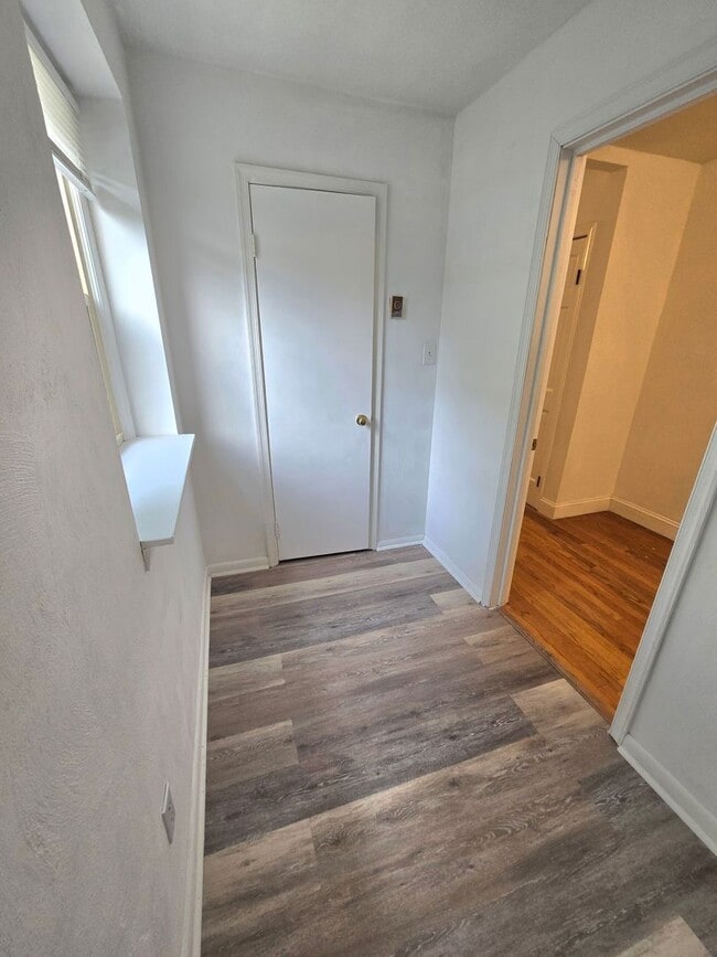 Building Photo - Spacious Five Bedroom