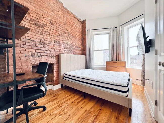 Building Photo - Furnished room/NOT APARTMENT