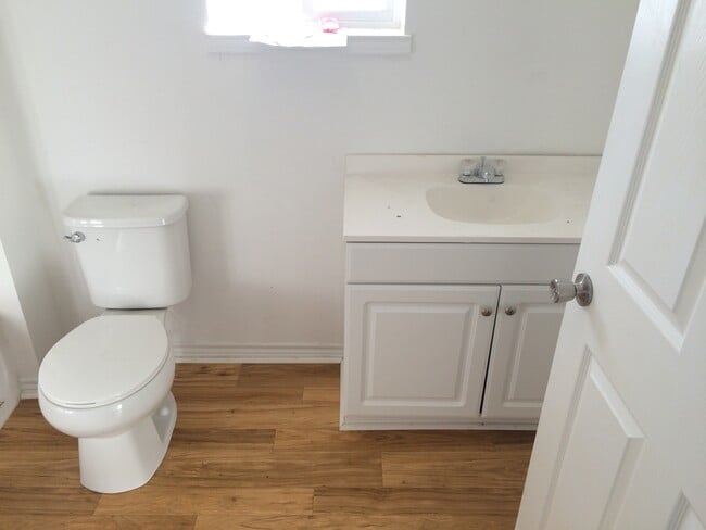 Building Photo - 910 Lane Ave