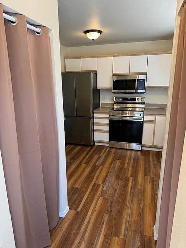 Building Photo - Spacious 2 Bedroom Duplex with Cozy Features