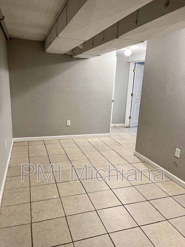Building Photo - 606 Meridian St