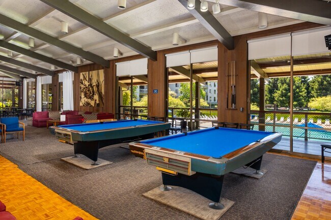 Building Photo - Full Size One Bedroom with Top Floor Privacy