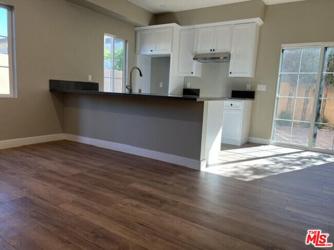 Building Photo - 334 Stepney St