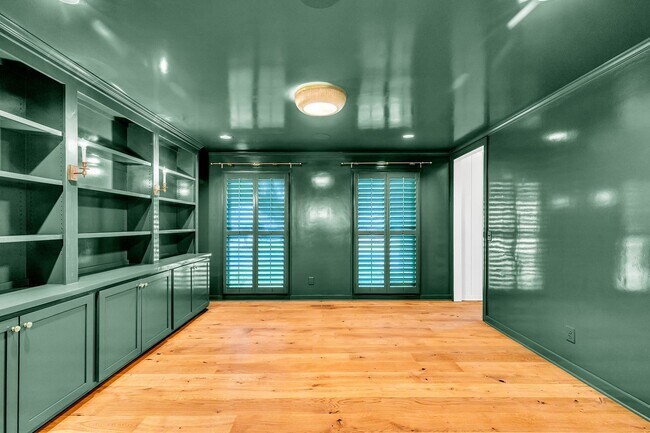 Building Photo - Gorgeous Waterfront Home on Isle of Hope