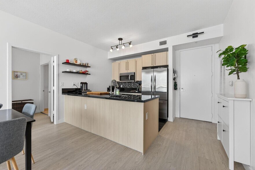 Building Photo - 1111 SW 1st Ave