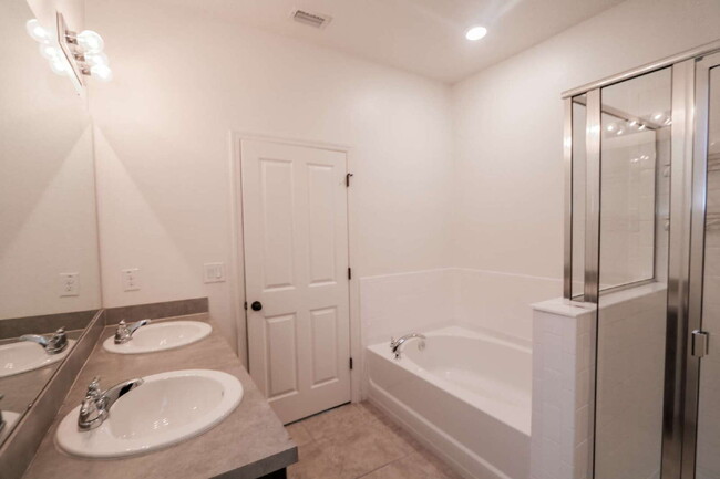 Building Photo - Stunning 3-Bedroom Retreat with 2 Full Bat...